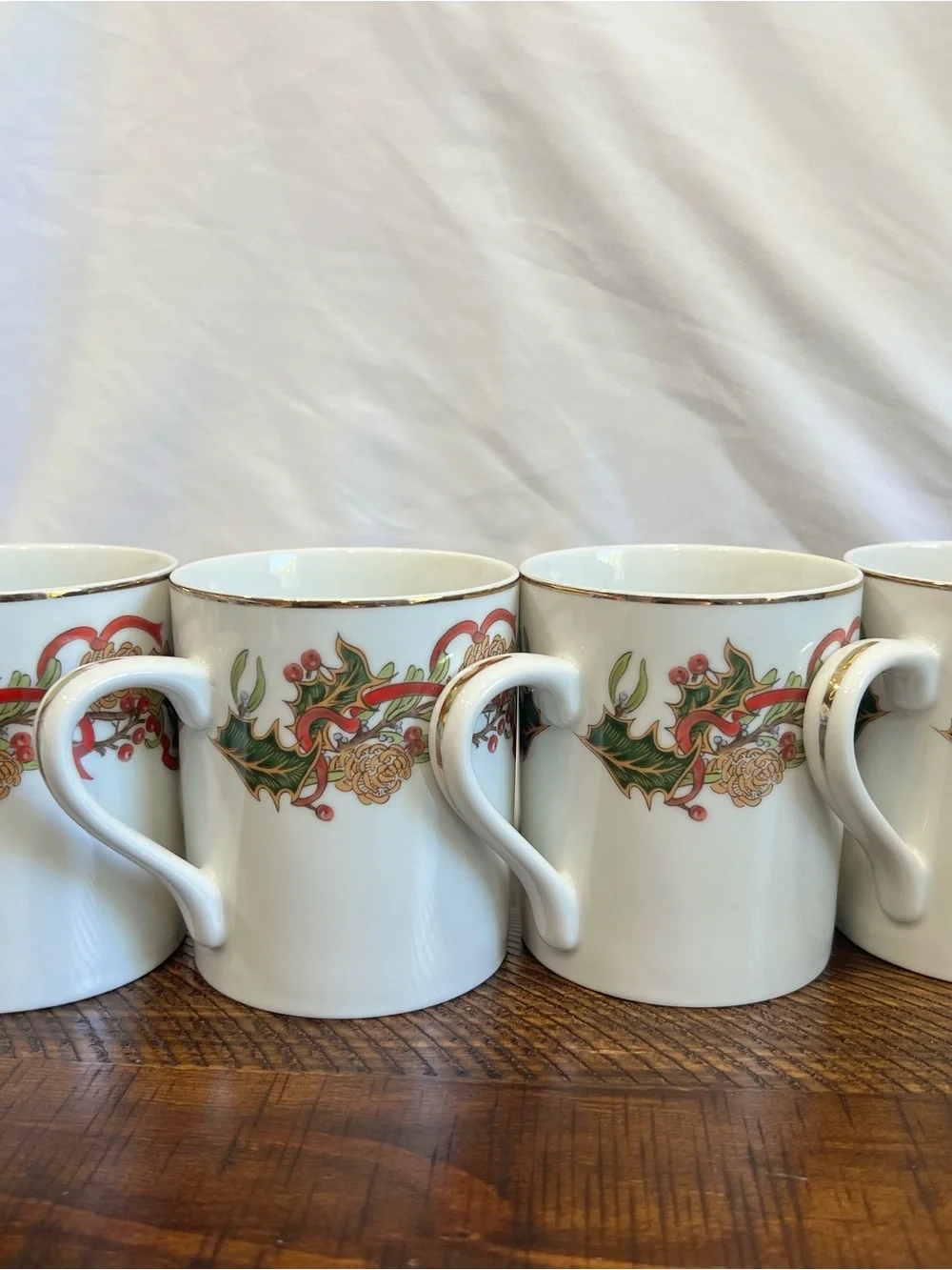 Andrea by Sadek Christmas Garland Holly Berries Gild Rim 4 8oz Coffee Mugs